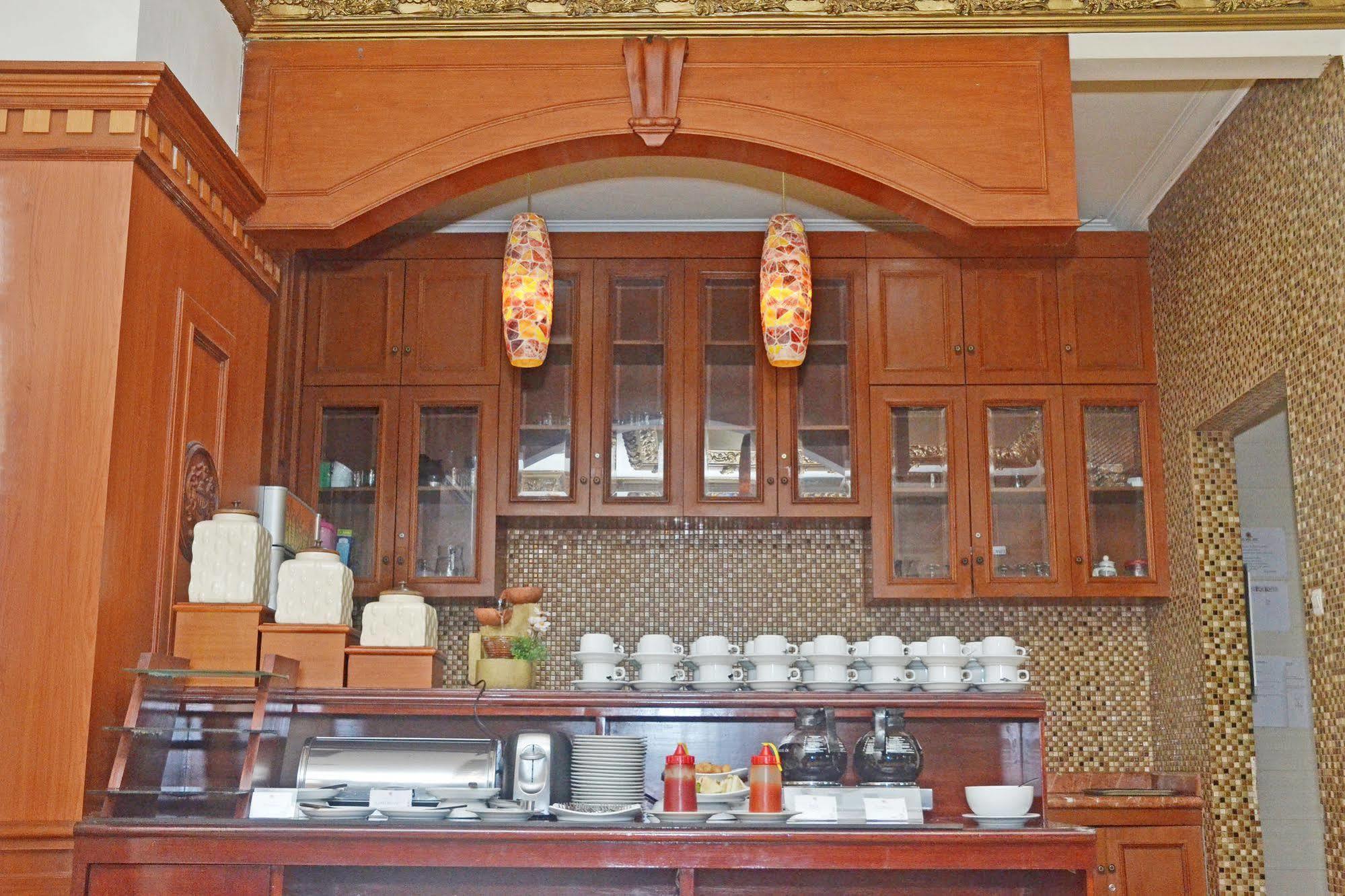 Zen Rooms Sultan Iskandar Muda Surabaya Exterior photo